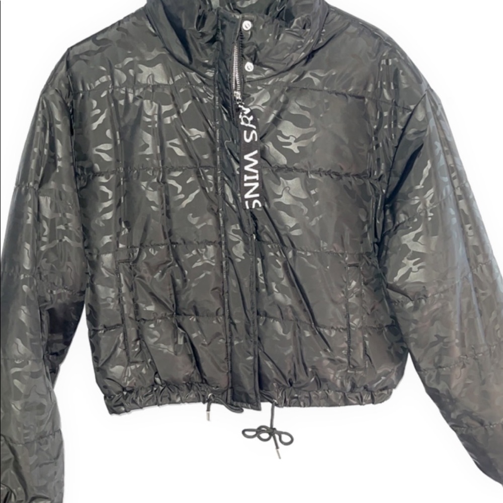 Black camo print crop puffer coat